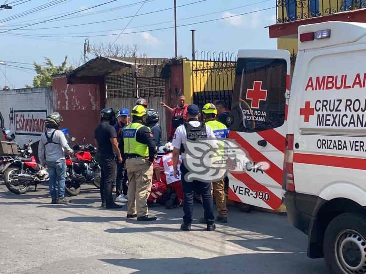 Derrapa motociclista en Orizaba y pierde el conocimiento