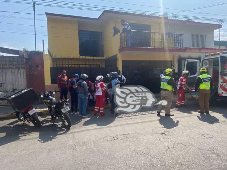 Derrapa motociclista en Orizaba y pierde el conocimiento