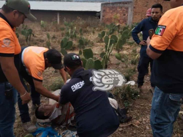 ¡Lo sacan a tiempo! Rescatan con vida a panadero tras caer a un pozo en Maltrata