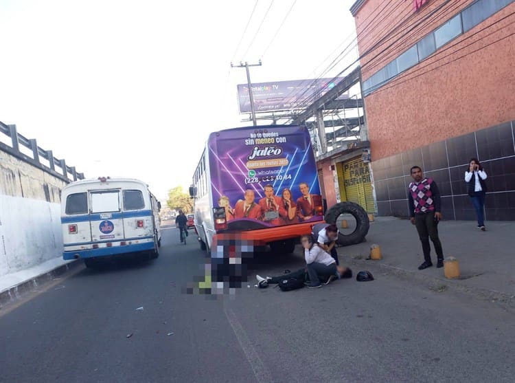 Trágico miércoles; en Xalapa, motociclista choca contra autobús y muere
