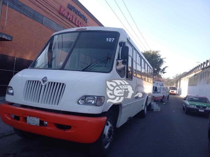 Trágico miércoles; en Xalapa, motociclista choca contra autobús y muere