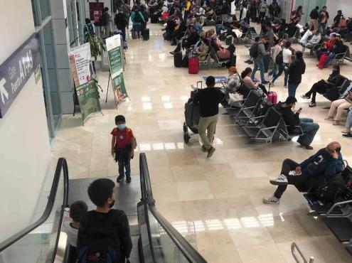 Tras cancelación de vuelo, pasajeros de Viva Aerobus se manifiestan en el aeropuerto de Veracruz