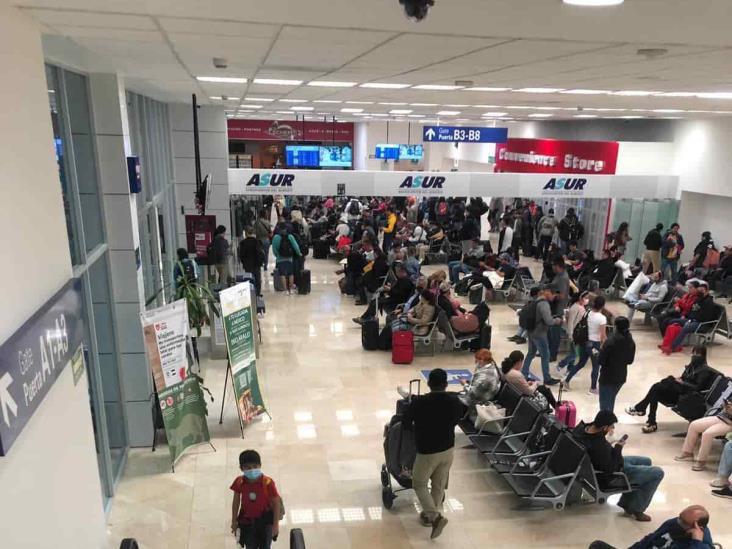 Niebla deja varados a más de mil pasajeros en aeropuerto de Veracruz