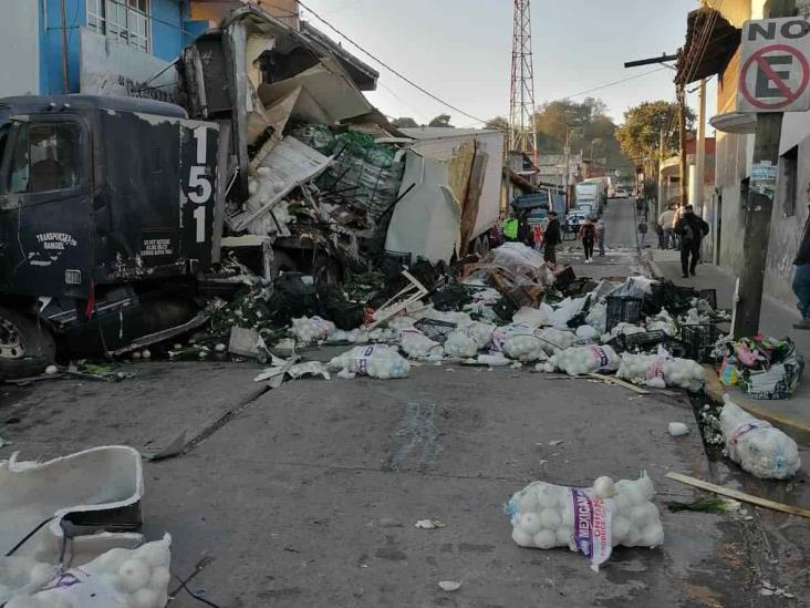 Tráiler con cebollas vuelca en Atzalan; se desata la rapiña