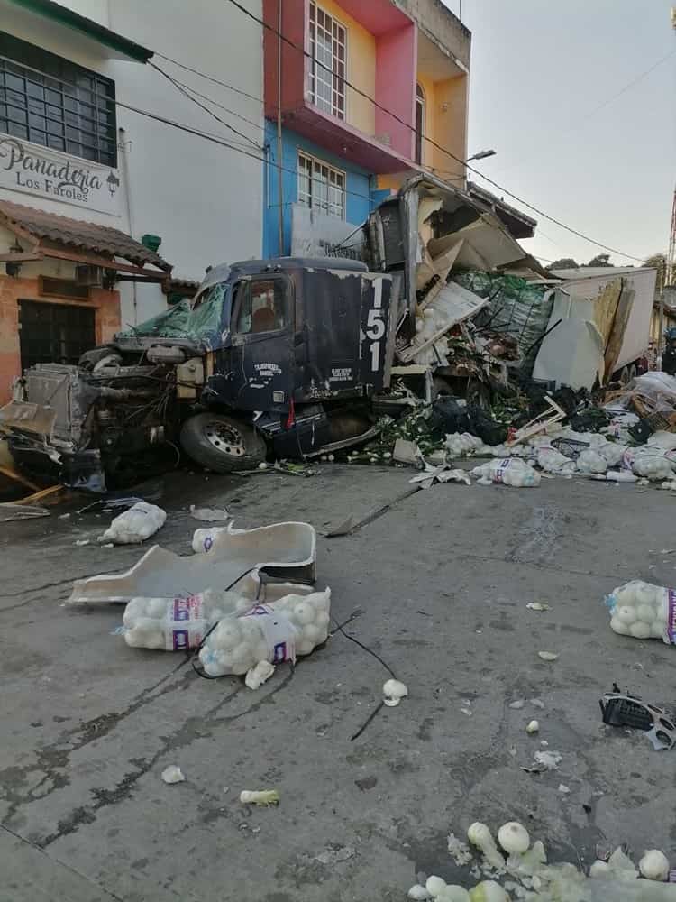 Tráiler con cebollas vuelca en Atzalan; se desata la rapiña