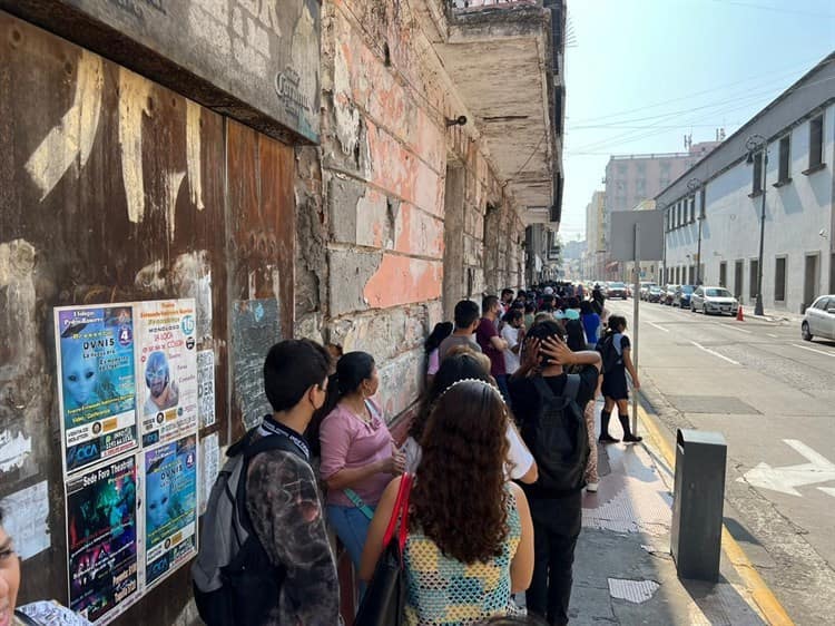 Jóvenes abarrotan Banco del Bienestar por entrega de tarjetas (+Video)