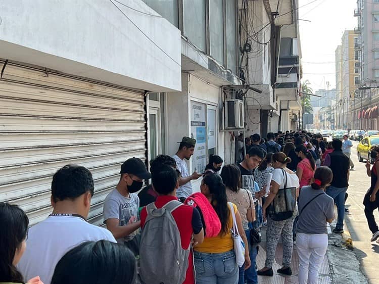 Jóvenes abarrotan Banco del Bienestar por entrega de tarjetas (+Video)