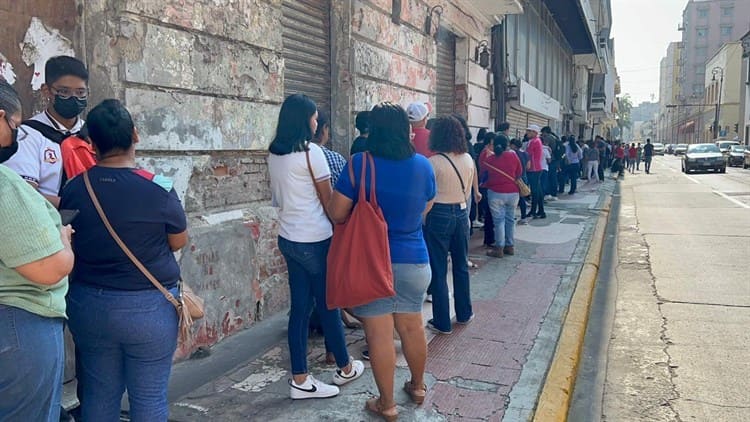 Jóvenes abarrotan Banco del Bienestar por entrega de tarjetas (+Video)