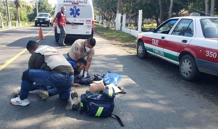 Se impacta motociclista contra taxi en Cosamaloapan