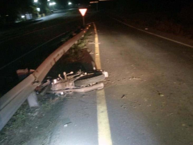 Motociclista choca contra barra de contención en Cosamaloapan; se fractura las piernas