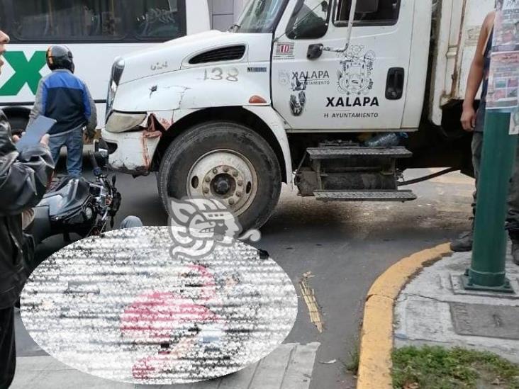 Motociclistas resultan lesionados al chocar contra camión de Limpia Pública en Xalapa