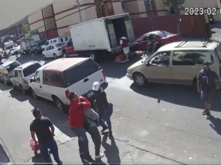 Capta fugaz atraco en inmediaciones del Mercado de la Merced (+Video)