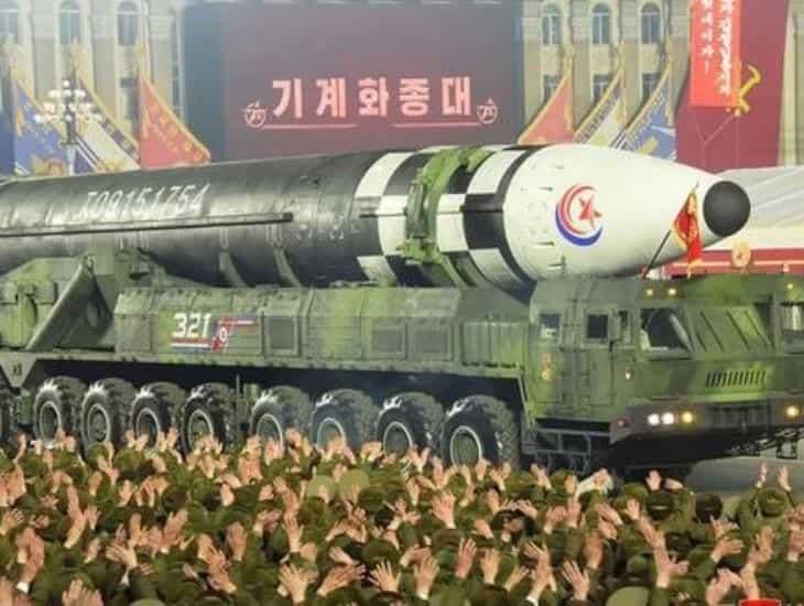 Exhibe Corea del Norte músculo nuclear en desfile