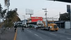 Retiran camiones de la ruta Saeta con grúas para liberar bloqueos en avenida Ejército Mexicano(+Video)