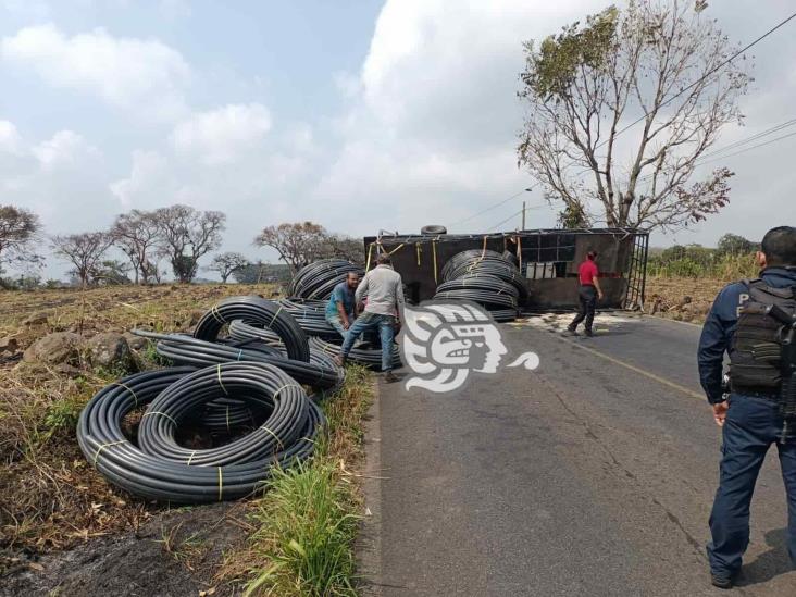 Camión cargado de rollos de manguera vuelca en la carretera Coatepec-Tlaltetela