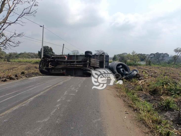 Camión cargado de rollos de manguera vuelca en la carretera Coatepec-Tlaltetela