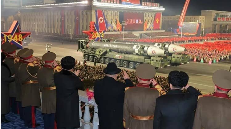 Exhibe Corea del Norte músculo nuclear en desfile