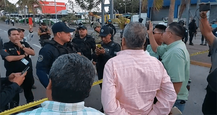 Retiran camiones de la ruta Saeta con grúas para liberar bloqueos en avenida Ejército Mexicano(+Video)