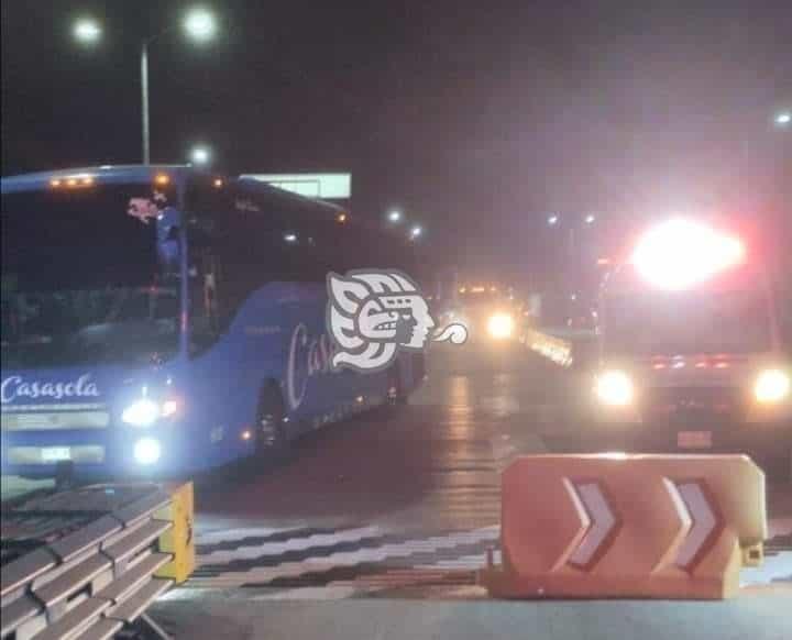 Con tráileres, civiles armados bloquean carretera Las Choapas-Ocozocuautla