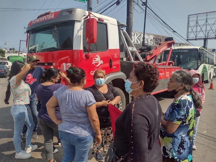 Usuarios de ruta Saeta cierran la avenida Díaz Mirón contra detención de unidades (+Video)