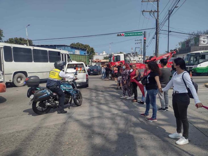 Usuarios de ruta Saeta cierran la avenida Díaz Mirón contra detención de unidades (+Video)
