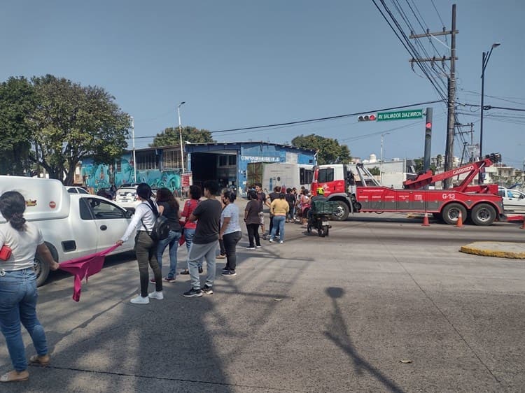 Usuarios de ruta Saeta cierran la avenida Díaz Mirón contra detención de unidades (+Video)