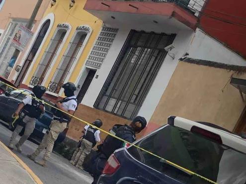 Hallan a estudiante muerto en su departamento en centro de Xalapa