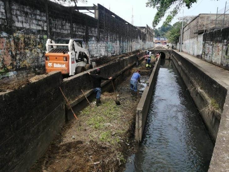 Limpian canales en la colonia Las Américas de Coatzacoalcos