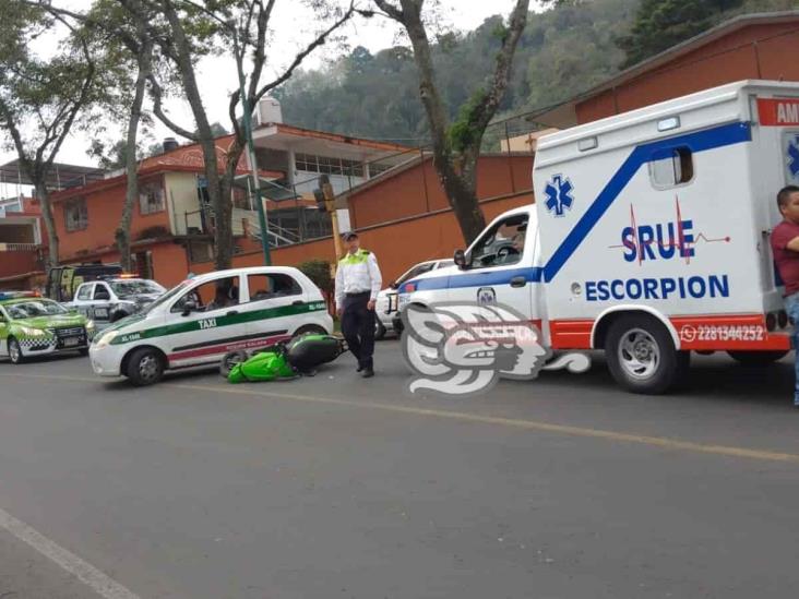 Motociclista choca contra taxi en avenida Miguel Alemán en Xalapa