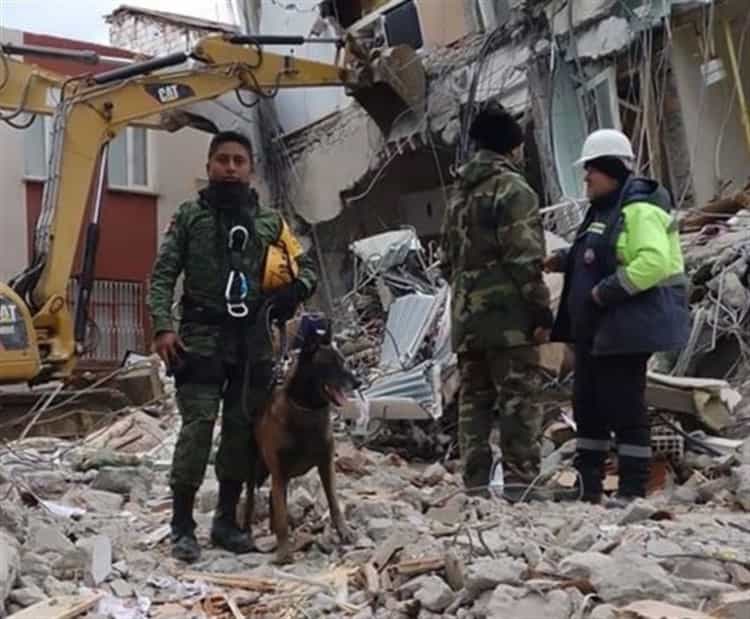 Joven militar veracruzano apoya en Turquía; busca sobrevivientes tras el sismo de 7.8