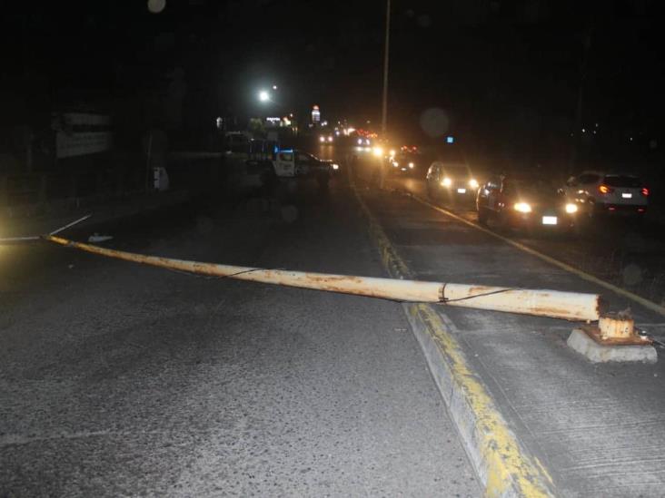 Vientos del norte derriban poste de luz en el tramo Veracruz-El Tejar (+Video)