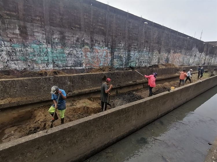 Limpian canales en la colonia Las Américas de Coatzacoalcos