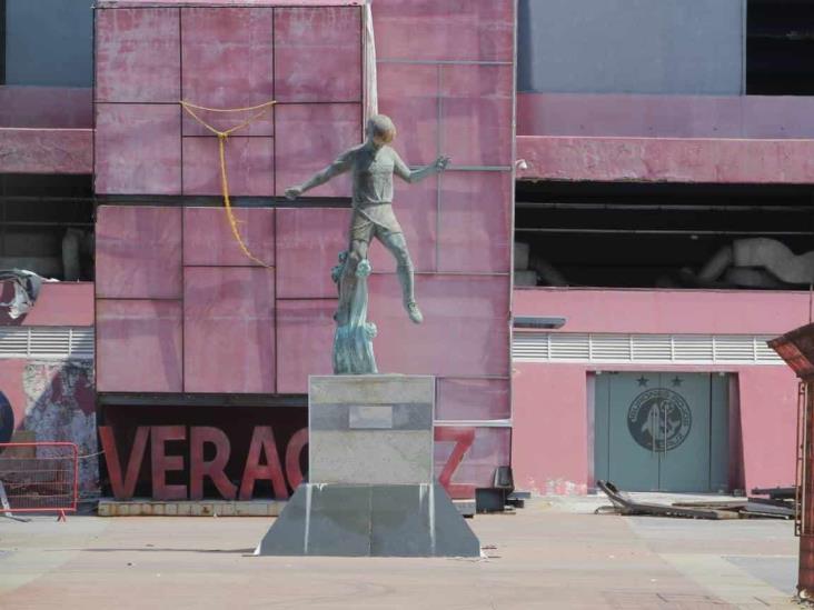 Urgen dar mantenimiento a estatua de Luis Pirata Fuente