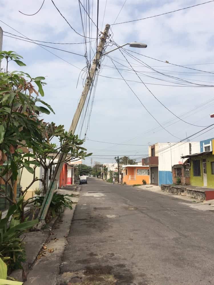 Peligro en colonia Playa Linda; poste está a punto de caer