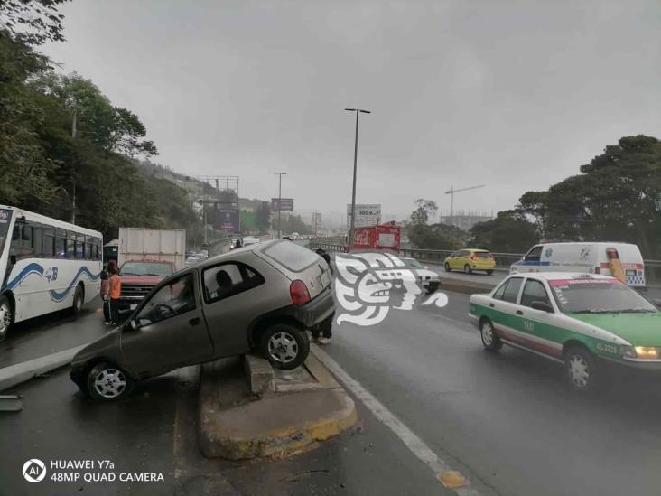 Auto se estrella contra protección del puente Macuiltépetl en Xalapa