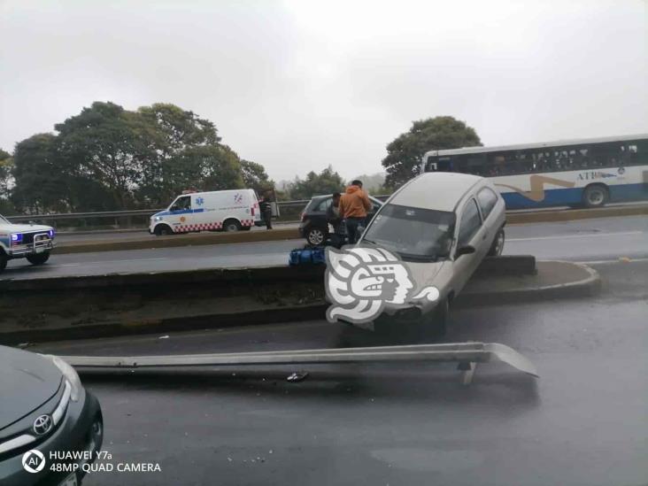Auto se estrella contra protección del puente Macuiltépetl en Xalapa