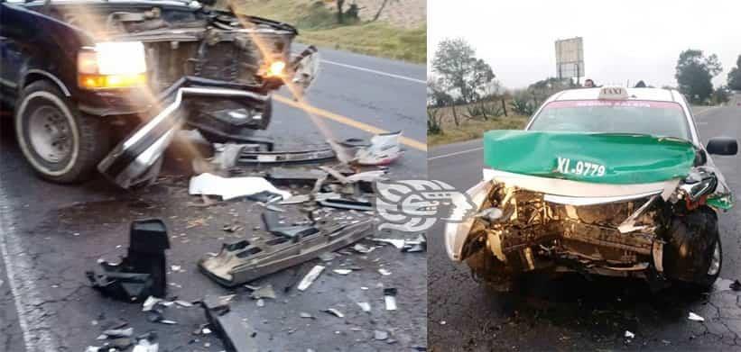 Taxi y camioneta chocan en carretera federal Xalapa-Perote