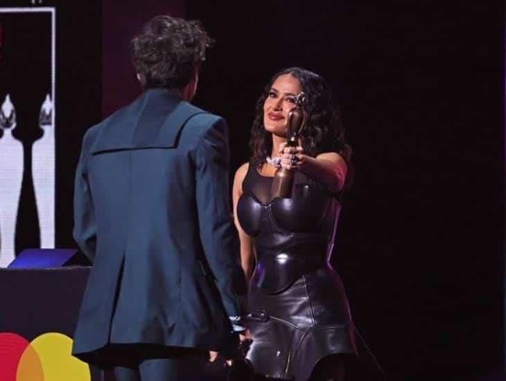 Brit Awards: Salma Hayek entrega premio a Harry Styles (+Video)