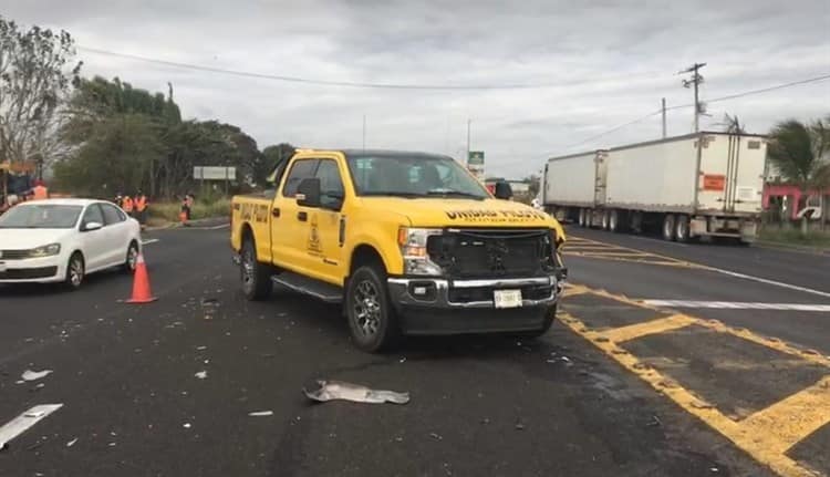 Aparatoso choque entre camionetas en la Veracruz - Xalapa