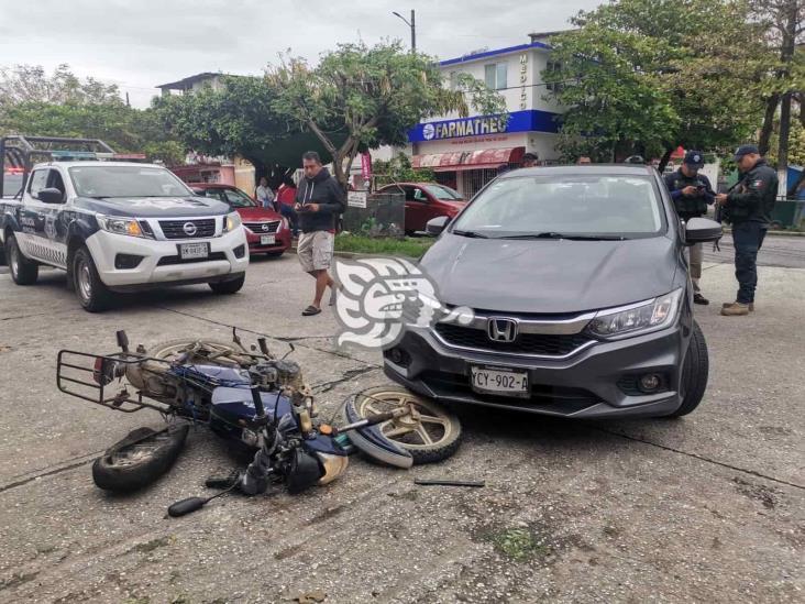 Joven motociclista fue arrollada por automóvil en Nanchital