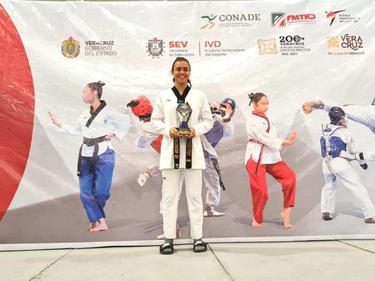 Logra Yesenia Pacheco oro en competencia de TKD