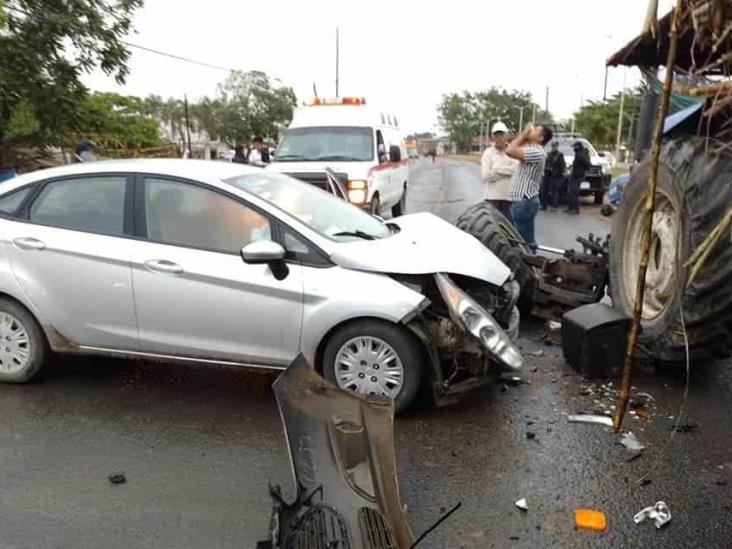 Aparatoso choque entre coche y carreta cañera en Carlos A. Carrillo