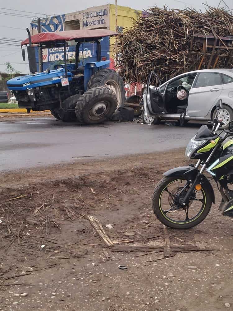 Aparatoso choque entre coche y carreta cañera en Carlos A. Carrillo