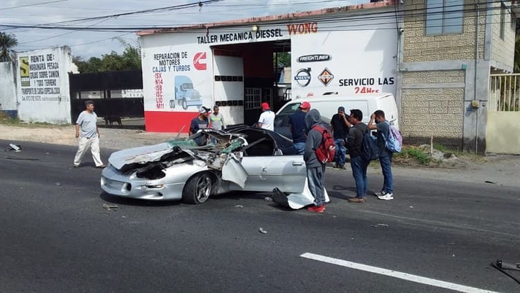 Quedan prensados al interior de un auto deportivo tras chocar en Veracruz