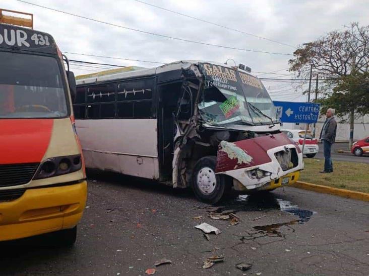 Chocan camiones en avenida Cuauhtémoc por jugar carreritas