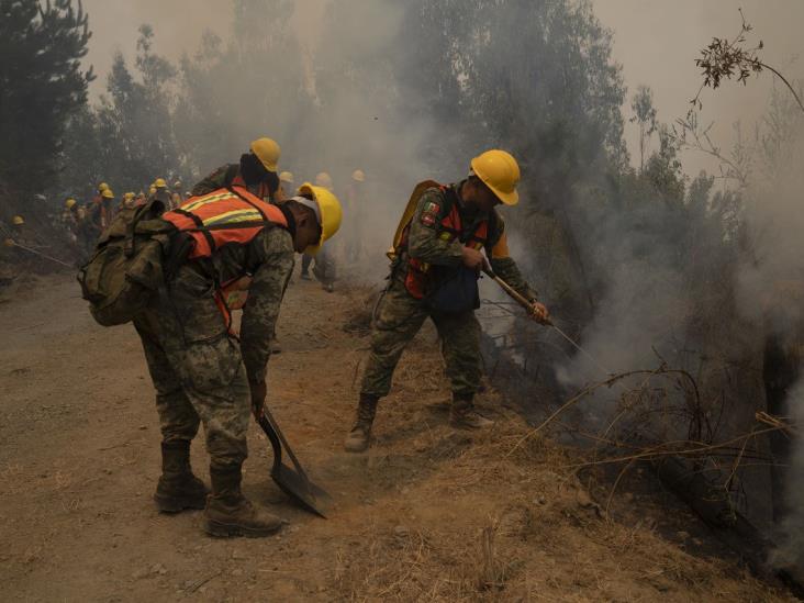 Van más de 100 familias rescatadas por brigadistas mexicanos tras incendios forestales en Chile