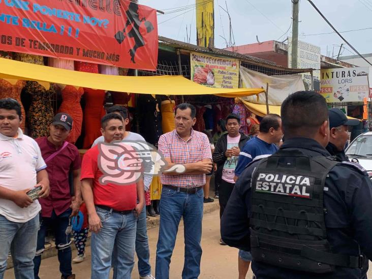 Comerciantes evitan presunta detención arbitraria de voceador por transportar carbón en Acayucan