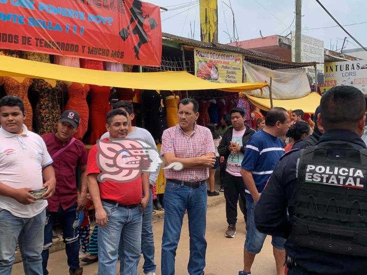 Comerciantes evitan presunta detención arbitraria de voceador por transportar carbón en Acayucan