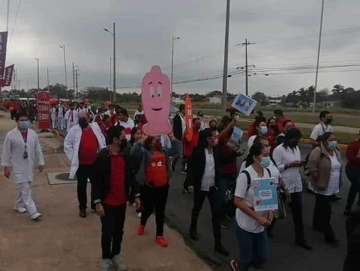 Marchan en Coatzacoalcos por el Día Internacional del Condón