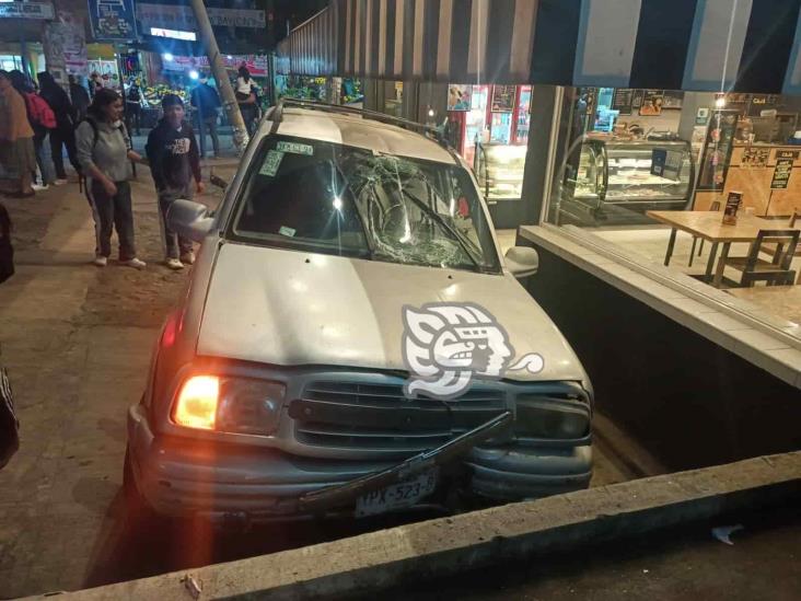 Camioneta choca contra poste y arrolla a una mujer en Xalapa